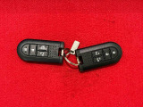 キーフリーシステム 電子カードキーを携帯していれば、ドアハンドルやバックドアのスイッチを押すだけでドアの施錠と解錠が行えます!鍵を出す手間なく開閉ラクラク♪♪