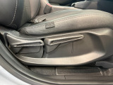 シートハイトアジャスターを装備!運転席の座面の高さを体格やお好みに合わせて調整できます。より自然な運転姿勢を取りやすく、前方の見やすさを調整できるのも嬉しいポイントです。