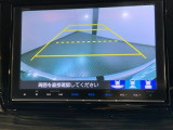 リバースギアに入れるだけで後方の表示へ切り替わります。夜間や雨の日の駐車も楽になりますよ。