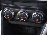 【オートエアコン】一度お好みの温度に設定すれば、車内の温度を検知し風量や温度を自動で調整。暑い&hellip;寒い&hellip;と何度もスイッチ操作をする必要はありません。快適な車内空間には必須の機能ですね。