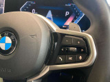BMWのステアリングはドライバーと車体が一体感に感じれるような操作性を実現しております。また、握りやすさや操作性を向上するためにスイッチ類も配置されております。
