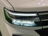 対象物が見やすく白く明るい光で夜間走行をサポートするLEDヘッドランプを搭載