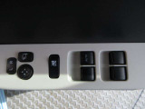 運転席の窓操作部分です。スイッチでミラーや窓の開閉が電動で行えます。