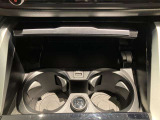 ドリンクホルダーとワイヤレス充電ポート。