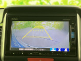 車両後方の映像と進路の目安が画面に表示され、駐車時の周囲確認をサポート。目視と組み合わせて後方の状況を把握しやすく、バック時の安心につながる装備です。