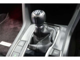 扱いやすい位置に配置されたフロアマニュアルトランスミッションです☆車を自在に操る感覚はマニュアルならではのもの。こだわりのマニュアルで気持ちのいい走りが楽しめますよ♪