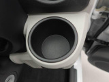運転席座って手の届く位置にドリンクホルダーあります