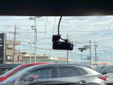 リア側ドライブレコーダー。運転中の映像・音声などを記録して、交通事故やトラブルが起きた時の正確な状況把握に役立つドライブレコーダーが装着されています。