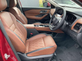 運転席には、シートリフターが付いております☆ 前後のスライドに加えシートの高さも変更出来ますので小柄な女性の方でも運転し易いポジションを取れます♪