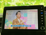テレビ番組を表示できる画面を備えており、停車中の休憩時間にも映像を楽しめます。画面上に字幕も表示されるため、音量を控えたい場面でも内容を追いやすい仕様です。