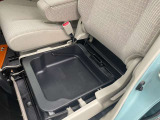 助手席シート下収納BOX