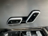 【20ウェイ電動フロントシート】クッション前後、クッション高さ、クッションチルト、電動リクライニング、電動クッションボルスター、4ウェイランバーの調節で最適なポジションで運転をお楽しみいただけます。