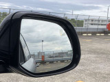 【ブラインドスポットアシスト】車線変更時に目視できない車を検知すると、検知した側のミラーに警告ライトが点灯。更にステアリングを制御し、アシストします。