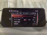カメラが車線を認識してはみ出しそうになるとステアリングアシストが介入するレーン・キープ・アシストシステムを装備しております。お好みで作動・非作動の設定も可能です。