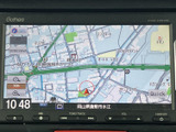 地図を画面に表示でき、現在地周辺の道路や施設を確認しながら目的地へ向かえます。画面内の表示が見やすく、時間も確認可能。慣れない場所へのお出かけをサポートする装備です。