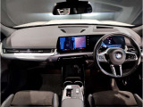 BMWの運転席はドライバーオリエンテッドという構造を採用。ドライバー目線の操作がしやすい設計になっており、ドライブ中にも目線の移動が少なく運転中にも簡単に操作ができます。