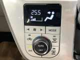 【オートエアコン】一度お好みの温度に設定すれば、車内の温度を検知し風量や温度を自動で調整。暑い&hellip;寒い&hellip;と何度もスイッチ操作をする必要はありません。快適な車内空間には必須の機能ですね♪