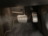 当店でお車をご購入のお客様はオーナー様専用保険「メルセデス・ベンツ保険」にご加入頂けます。飛来物によるフロントガラス破損やパンクによるタイヤ交換の際に、修理費用の一部をお支払いしております。