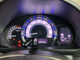 速度やエンジン回転数などの表示がまとまり、運転に必要な情報をひと目で確認しやすい構成です。燃料残量なども把握しやすく、日々の運転を支えてくれます。