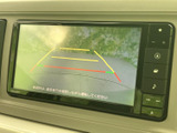後方の様子を画面で確認できるモニターを装備。ガイド線が表示され、駐車時に車両と周囲との位置関係をつかみやすく、落ち着いて後退操作を行えます。