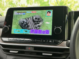 テレビ番組を画面で視聴でき、停車中の休憩時間にも楽しめる装備です。映像と音声を車内で確認できるため、待ち時間を過ごす際の選択肢として活用できます。