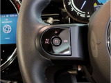MINIの内装はとにかく『円』に拘ったデザインコンセプトが一目で伝わってきます。これほど円形に拘った車は他に御座いません。伝統のデザイン、トグルスイッチなど遊び心のある内装で御座います。