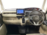 車内は光触媒抗菌消臭施工済です。インパネ周りはスタイリッシュなデザインで機能や装備も充実しています。グローブボックスやカップホルダーのほかにトレーなどたくさんの収納スペースが付いています。