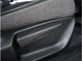 【運転席シートリフター】運転席シートリフターで座面を上下に上げ下げできます。運転しても疲れにくい姿勢に調整できます。