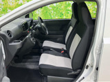 明るい色を取り入れた前席が、室内にすっきりとした印象をもたらします。運転席と助手席が並ぶレイアウトで、前方の見通しにも配慮。座面の形状や足元の空間も、実車でぜひお確かめください。