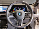 【ハンドル】ドライバーとBMW車の一体感がダイレクトに伝わるステアリングホイール。形状・太さへの拘りに加えて、操作性を高める為にスイッチ類も配置。クイックかつ安定のドライビングを体感下さい!