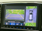 後方映像に加えて車両周囲の様子も画面で確認でき、駐車時の状況把握をサポートします。ガイド線も表示されるため、駐車スペースへ車を入れる際の目安として役立つ装備です。