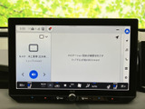 大きな画面にナビゲーションやオーディオの情報をまとめて表示し、必要な項目を確認しやすい構成です。空調設定も画面下に表示され、日常の操作をひと目で把握できます。