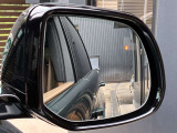 【ブラインドスポットアシスト】車線変更時に目視できない車を検知すると、検知した側のミラーに警告ライトが点灯。更にステアリングを制御し、アシストします。