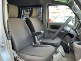 運転席も広々でゆったり気分で運転できます♪シフトノブをダッシュボード側に配置したので運転席から助手席への移動が簡単にできるんです。