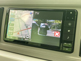 地図とテレビの画面を切り替えて使えるナビ・オーディオを装備。画面脇にボタンが並び、必要な機能を確認しながら操作できます。日常の移動を便利にサポートします。