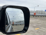 【ブラインドスポットアシスト】車線変更時に目視できない車を検知すると、検知した側のミラーに警告ライトが点灯。更にステアリングを制御し、アシストします。