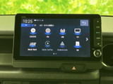 音源や接続先のアイコンが並び、目的のメニューを見分けやすい画面です。表示を確認しながら選べるため、音楽を聴くときなど日常の車内で便利にお使いいただけます。