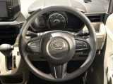 インテリアに合わせたデザインのステアリングは、運転される方のことも考え、運転しやすい形状、大きさです。是非一度、実際に触ってお確かめください。