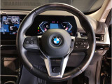 BMWのステアリングはドライバーと車体が一体感に感じれるような操作性を実現しております。また、握りやすさや操作性を向上するためにスイッチ類も配置されております。