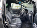 運転席まわりは前方の見通しがよく、周囲の状況を確認しやすいレイアウトです。ゆったりとしたシートと落ち着いた色調で、毎日の移動も心地よくお過ごしいただけます。