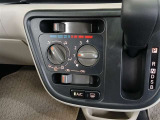 シンプルで使いやすいマニュアルエアコン。適切に操作することで快適な車内環境を保つことができます。