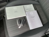 各種取扱説明書やメンテナンスノートを完備!また、手元にあるだけで、ドアの開錠・施錠、ボタンを押すだけでエンジンの始動・停止が出来る、とても便利なインテリジェントキー!