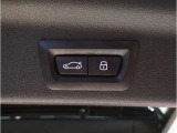 【電動テールゲート】オートマアチックトランクリッドオペレーションが装備されています。両手が塞がっている時でも、スマートキーを身につけていればハンズフリーで開閉可能です。