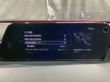 車線逸脱警報システムは、走行中にカメラで車線を検知して、自車が車線から逸脱する可能性があると判断した場合に、警報によりドライバーに通知します。