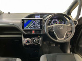 運転席周りのレイアウトをご覧ください。ナビゲーションが綺麗に装着されすっきり収まってますね!