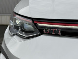 LEDマトリックスヘッドライト「IQ.LIGHT」。対向車や先行車を検知し、LEDを個別制御。まぶしさを抑えながら、夜間の視界をしっかり確保します。