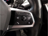 運転中にもオーディオの音量やFMの切り替えなどステアリングでの操作で切り替え可能なため、ステアリングから手を放す必要がない為、運転中でも操作が簡単でございます。