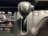 CVT車のセレクトレバーです。低速から高速まで、変速ショックのないスムーズな走りを実現するとともに、エンジン効率のよい領域を維持することで燃費にも貢献します。