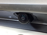 車の後方に小型カメラが付いておりバックする際の後方の様子をモニター上に表示します。
