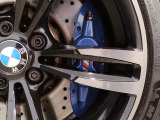【BMWアロイホイル】軽量かつ強度に拘ったアロイホイル。走行性能ポテンシャルを引き出す設計。車の足元を引き締めてくれる大きなポイントはアロイホイルです。